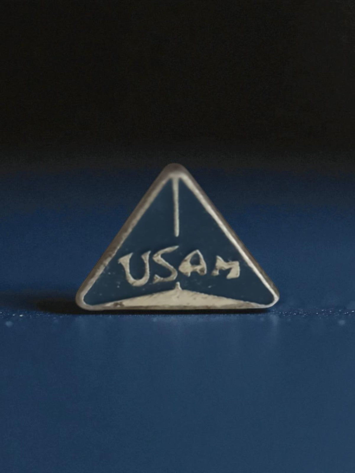 Pin's ancien USAM triangle bleu vintage badge rétro publicitaire