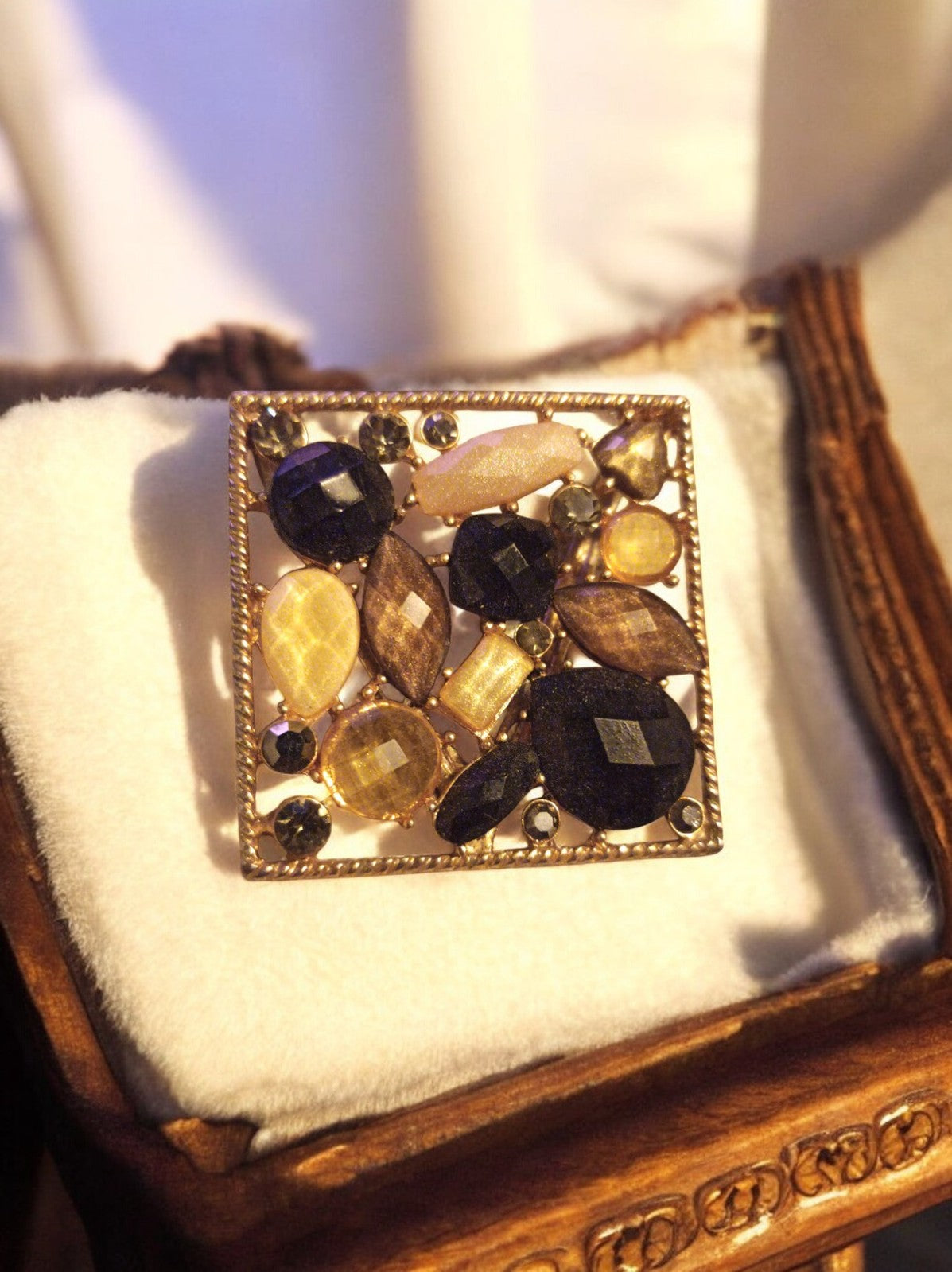 Broche fantaisie dorée vintage en métal - Accessoire élégant pour votre tenue