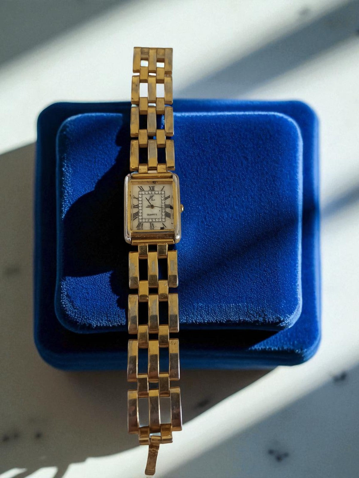 Montre femme vintage dorée, nacre et strass - Marque Ancienne