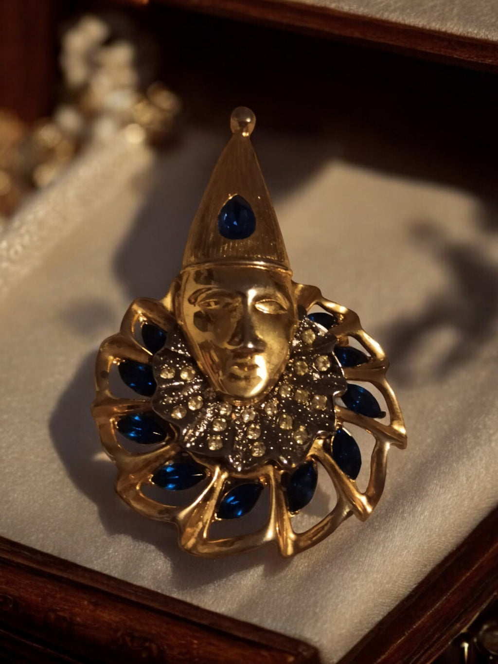 Broche visage Carnaval Vénitien dorée vintage, strass bleus et clairs élégant