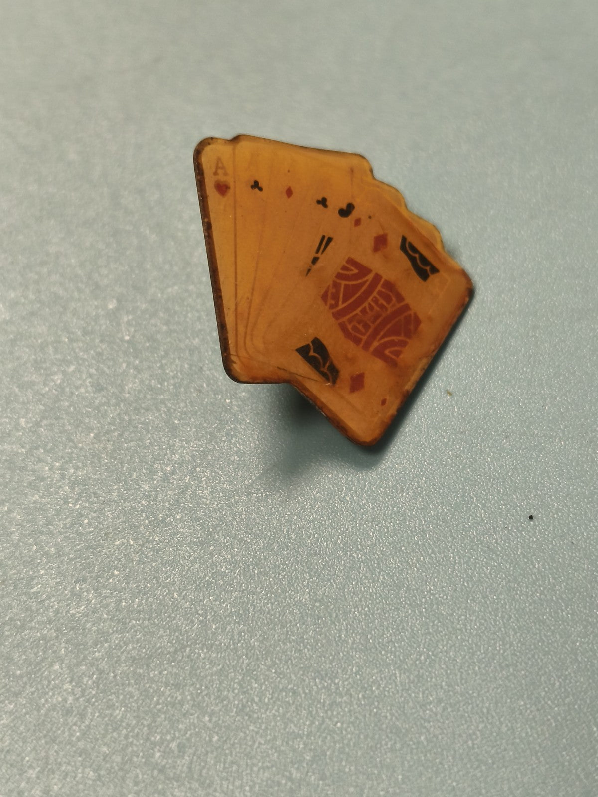 Vintage pin's jeu de cartes ancien ? Forme main poker ? Collection (Ref 7)