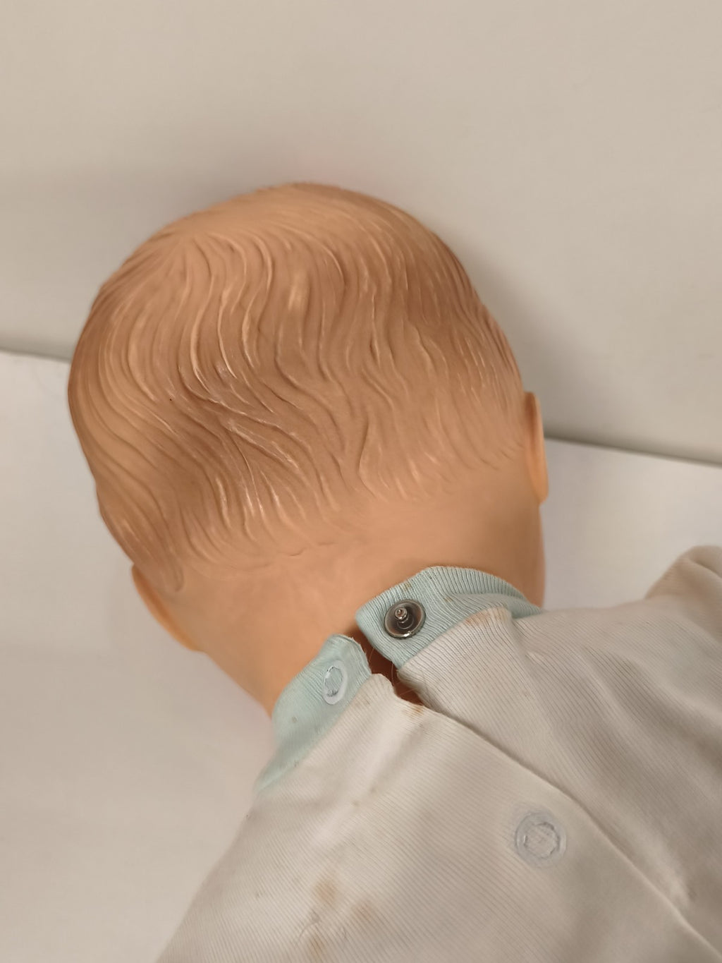 Ancienne poupée Polyflex France, yeux dormeurs, tenue layette