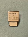 Vintage pin's Biotherm Biodéfense, forme flacon crème, collection publicitaire