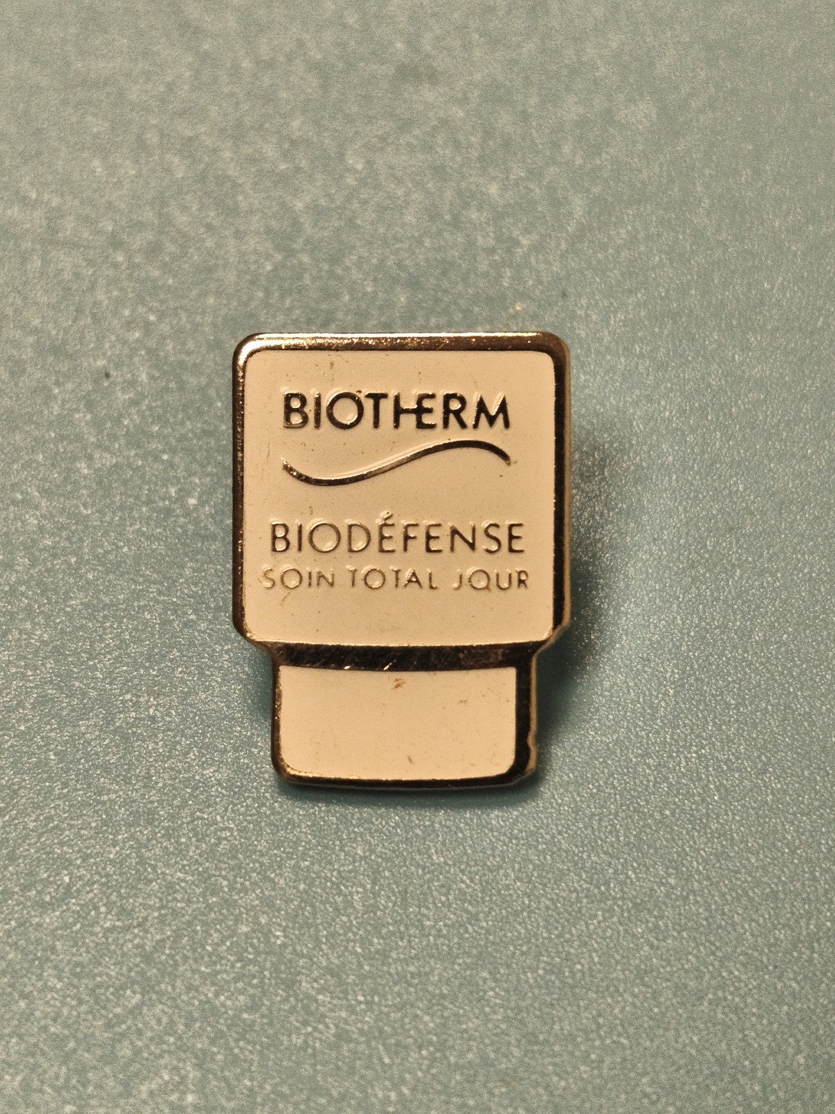 Vintage pin's Biotherm Biodéfense, forme flacon crème, collection publicitaire