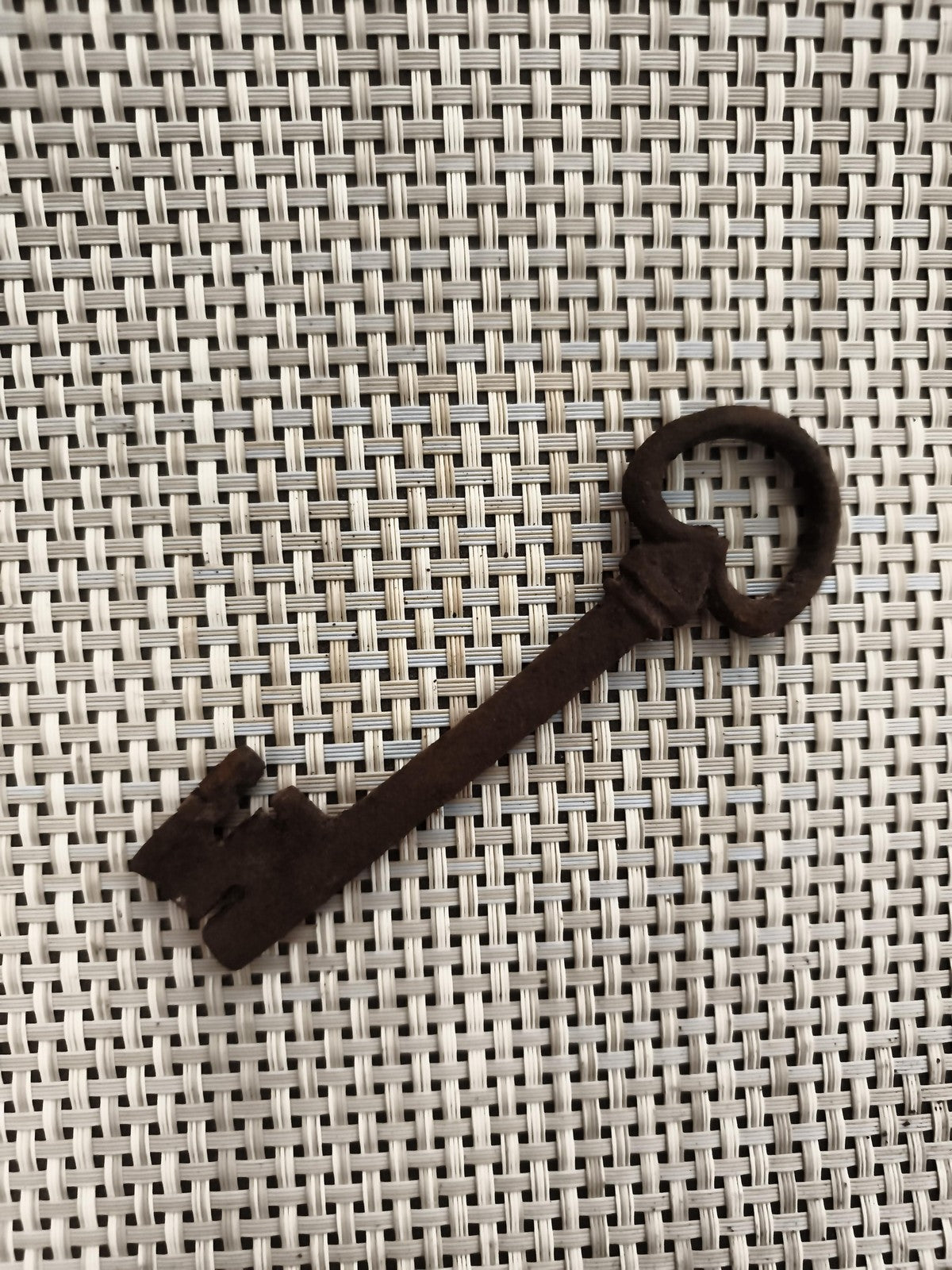 Ancienne clé de château forgée, patine rouille, grande clé vintage serrure