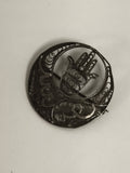 Broche ancienne argent filigrané main Hamsa croissant motif ethnique vintage
