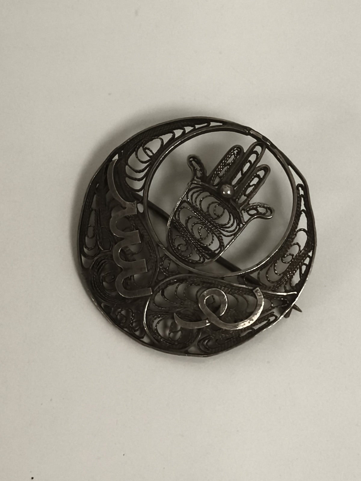 Broche ancienne argent filigrané main Hamsa croissant motif ethnique vintage