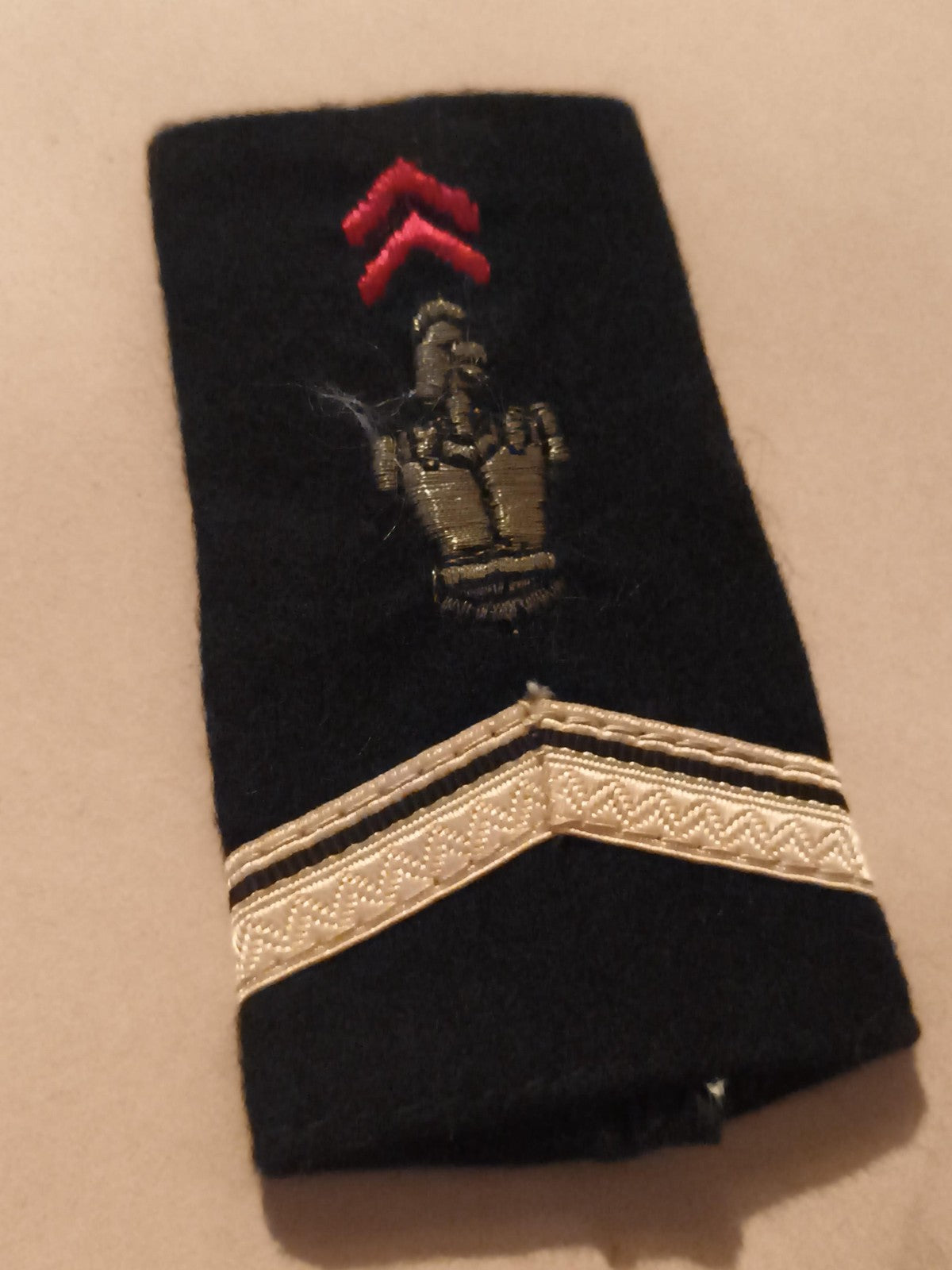 Ancienne épaulette militaire noire brodée insigne casque doré vintage