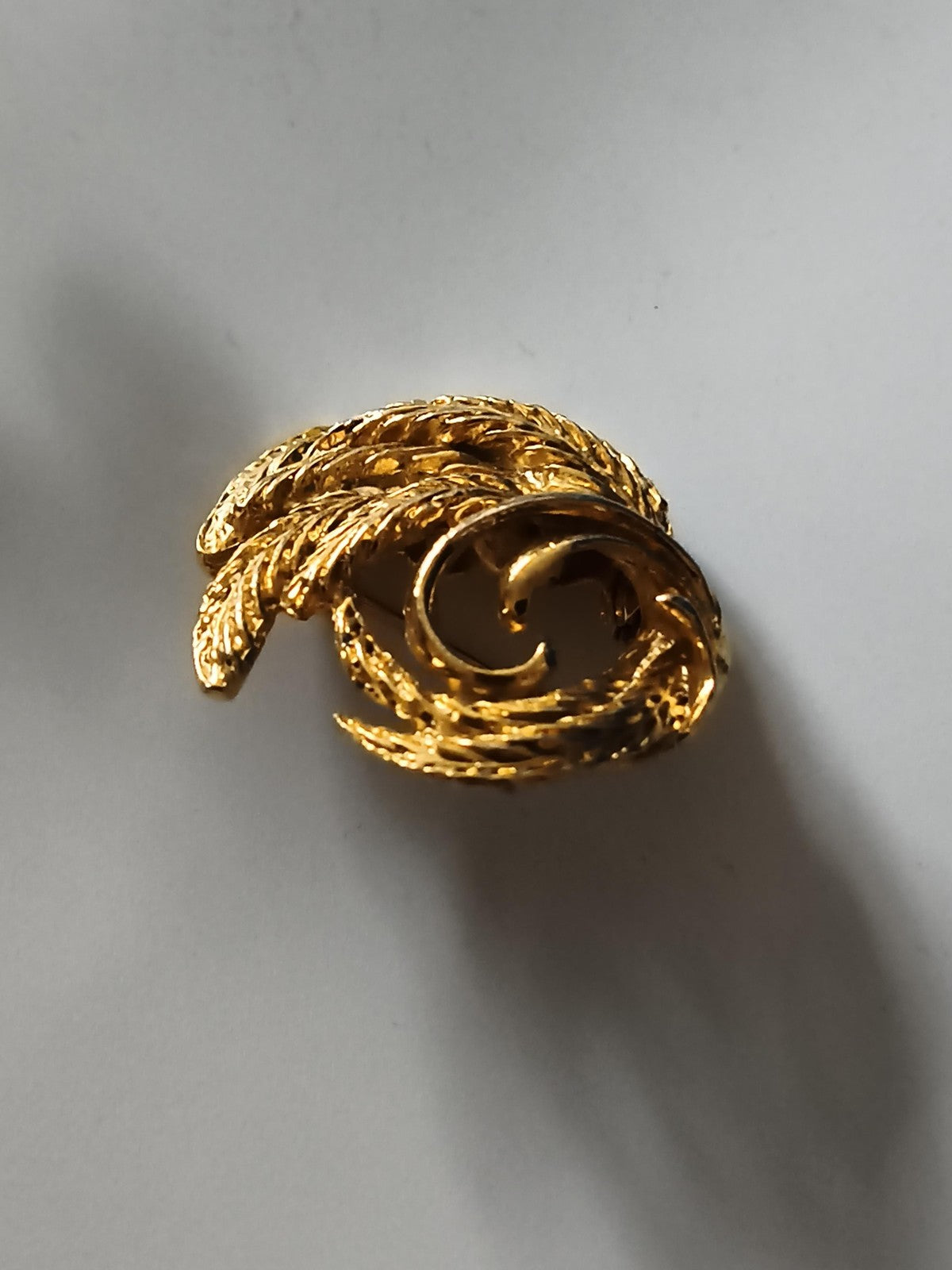 Broche ancienne dorée motif feuille vintage bijou rétro élégant