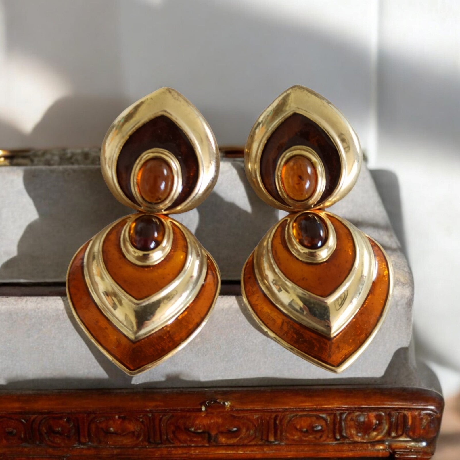 Boucles d’oreilles vintage dorées, style 70s, résine ambrée, clip fantaisie
