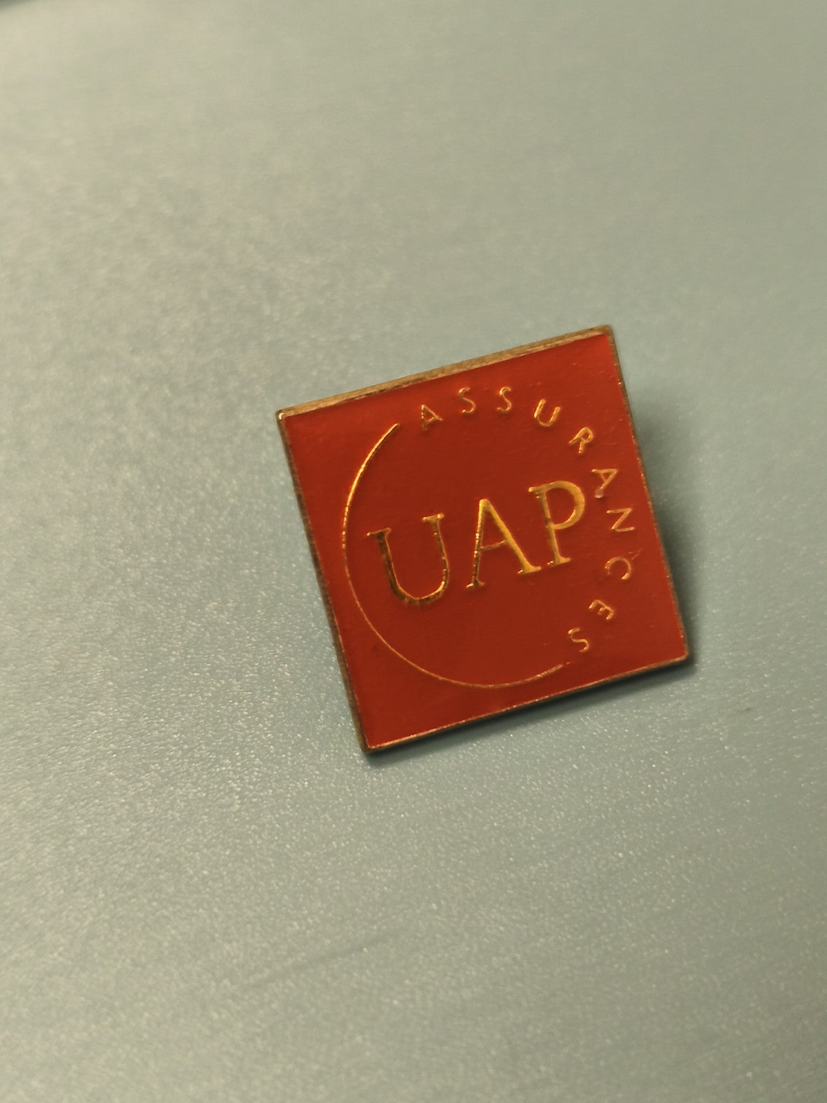Vintage pin's UAP assurances carré rouge, badge ancien collection (Ref 15)