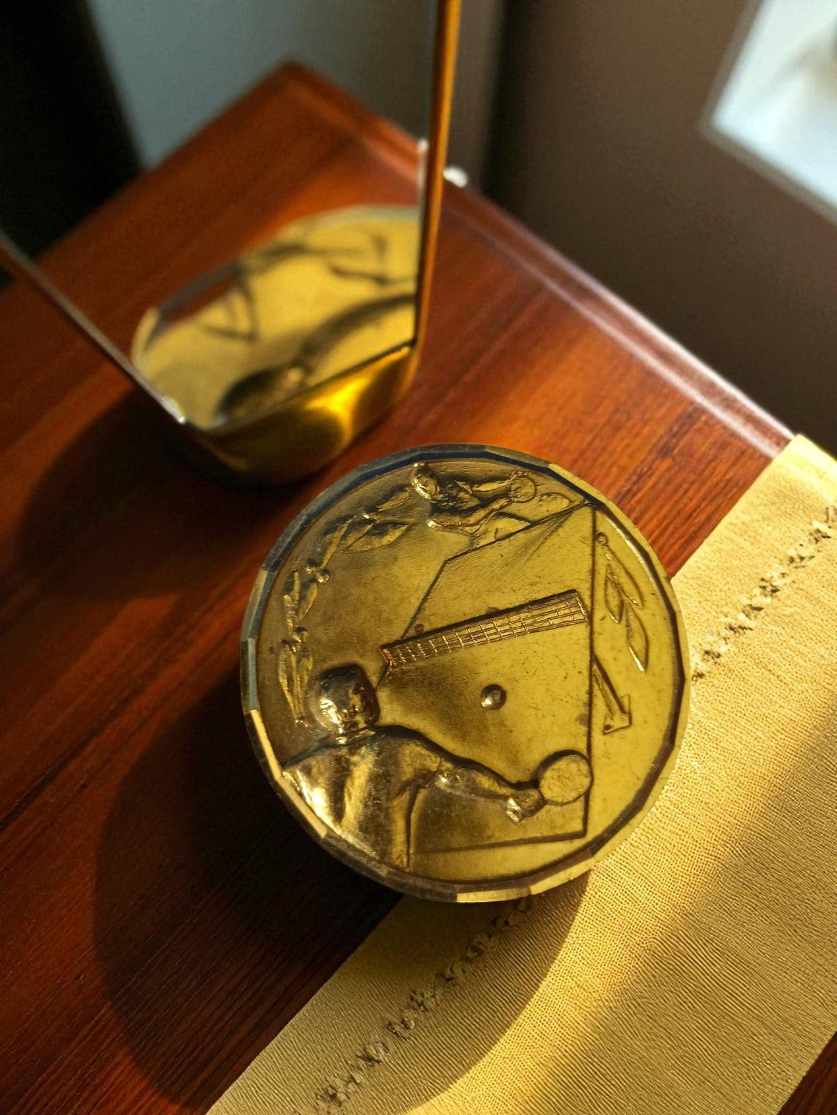 Médaille vintage bronze tennis de table, relief joueur ping-pong ancien