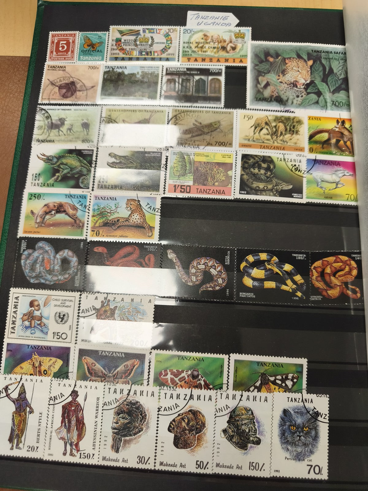Lot timbres Tanzanie et Ouganda animaux, art, faune, papillons, divers motifs