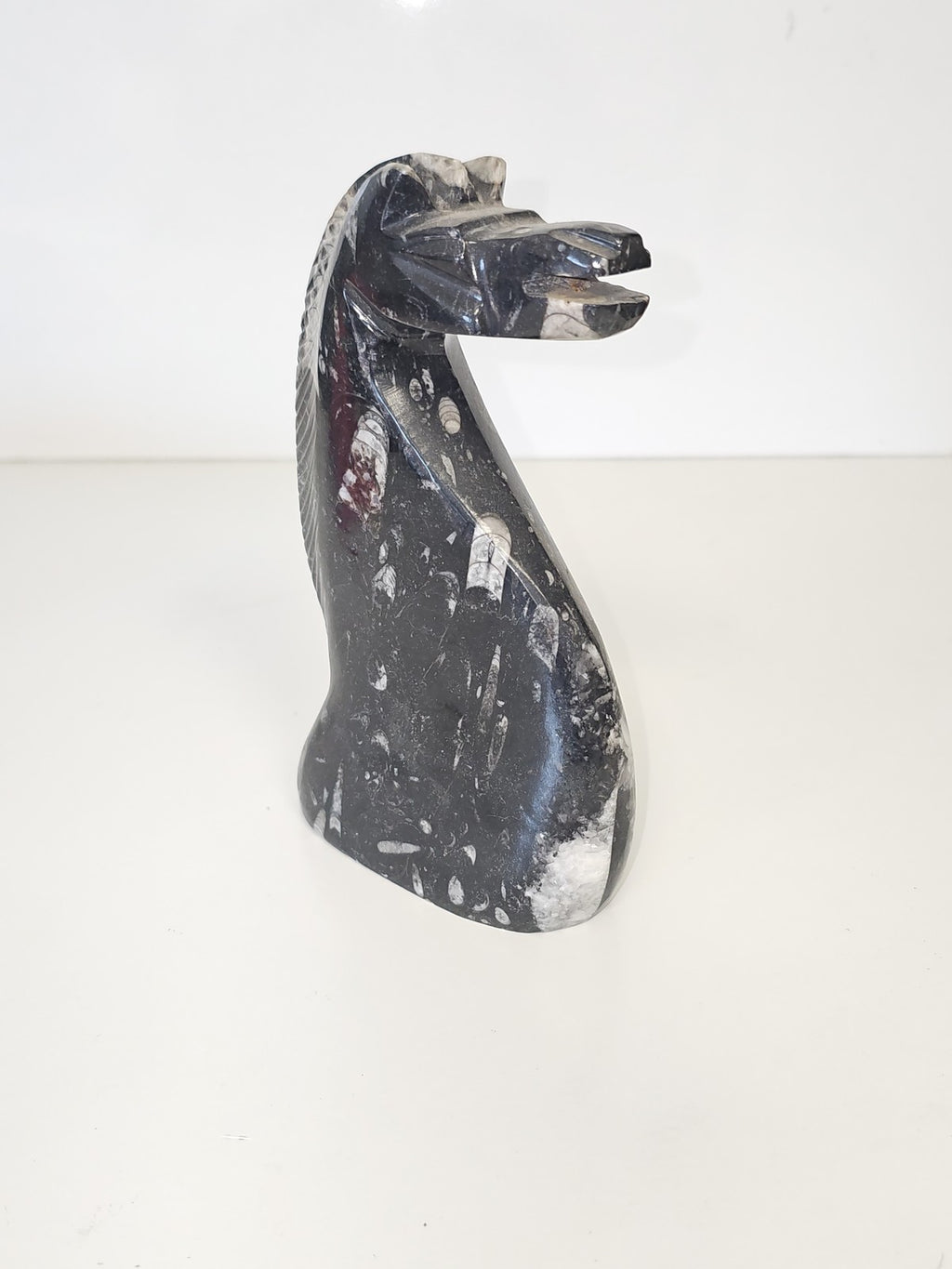 Vintage sculpture cheval en marbre avec fossiles ? Ancien objet de collection dé