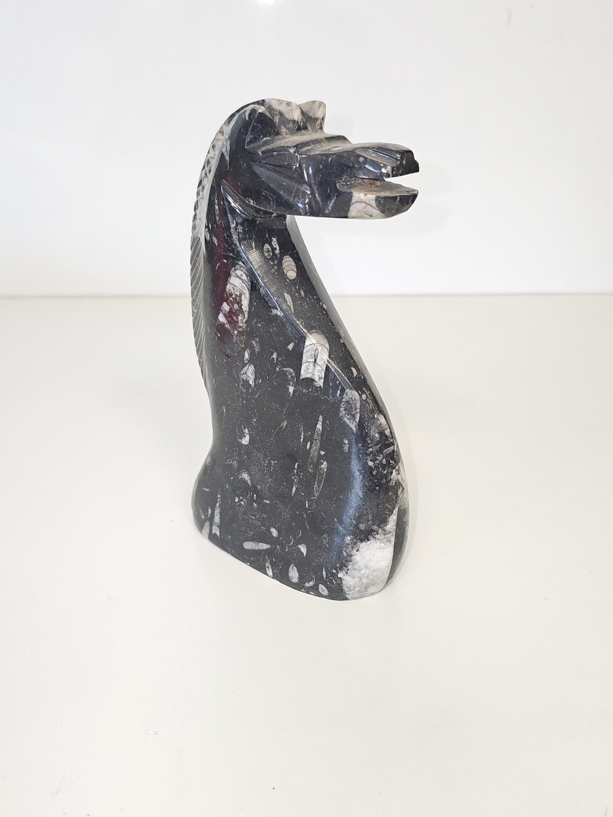 Vintage sculpture cheval en marbre avec fossiles ? Ancien objet de collection dé