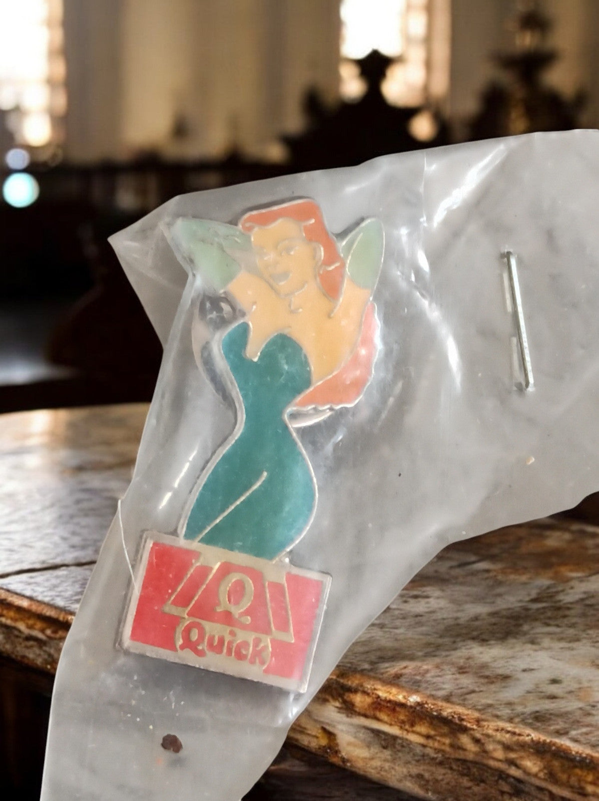Pin's Vintage Quick Pin-up - Accessoire de Collection Rare