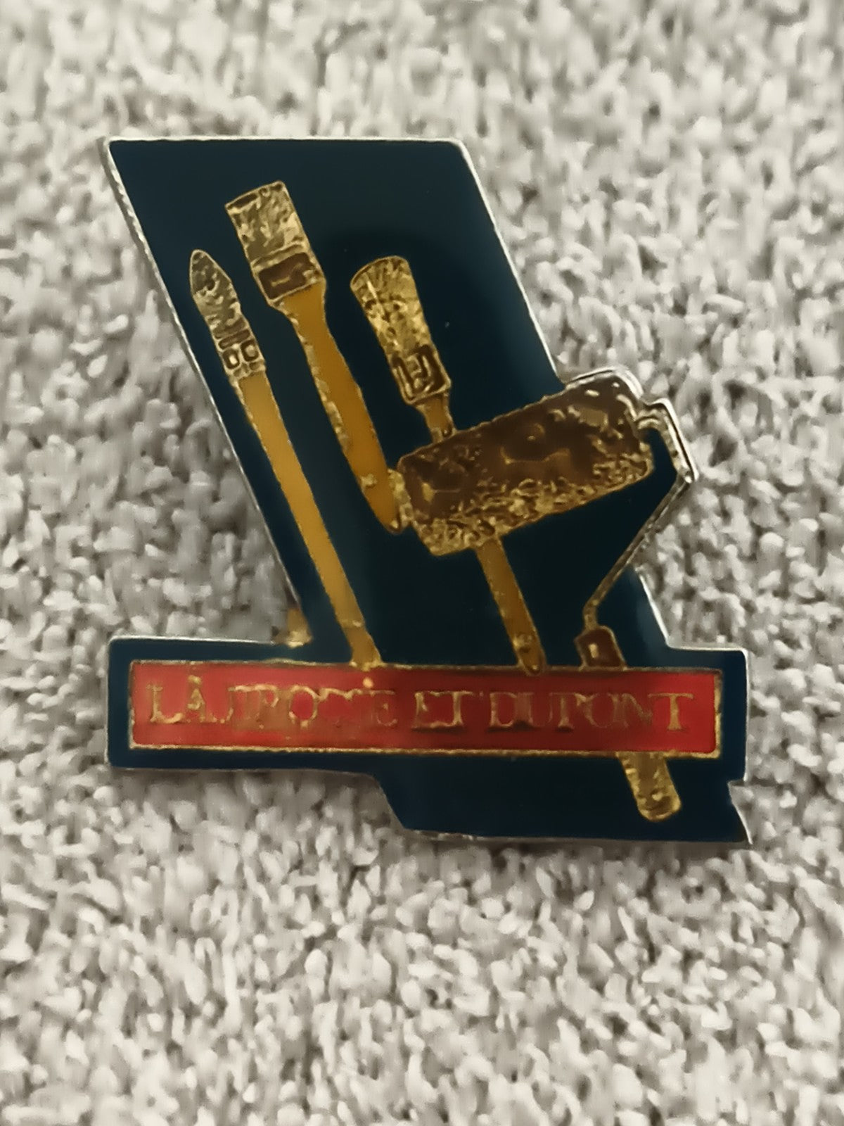 Pin's vintage LA BROSSE ET DUPONT émaillé bleu or, outil peinture, badge ancien