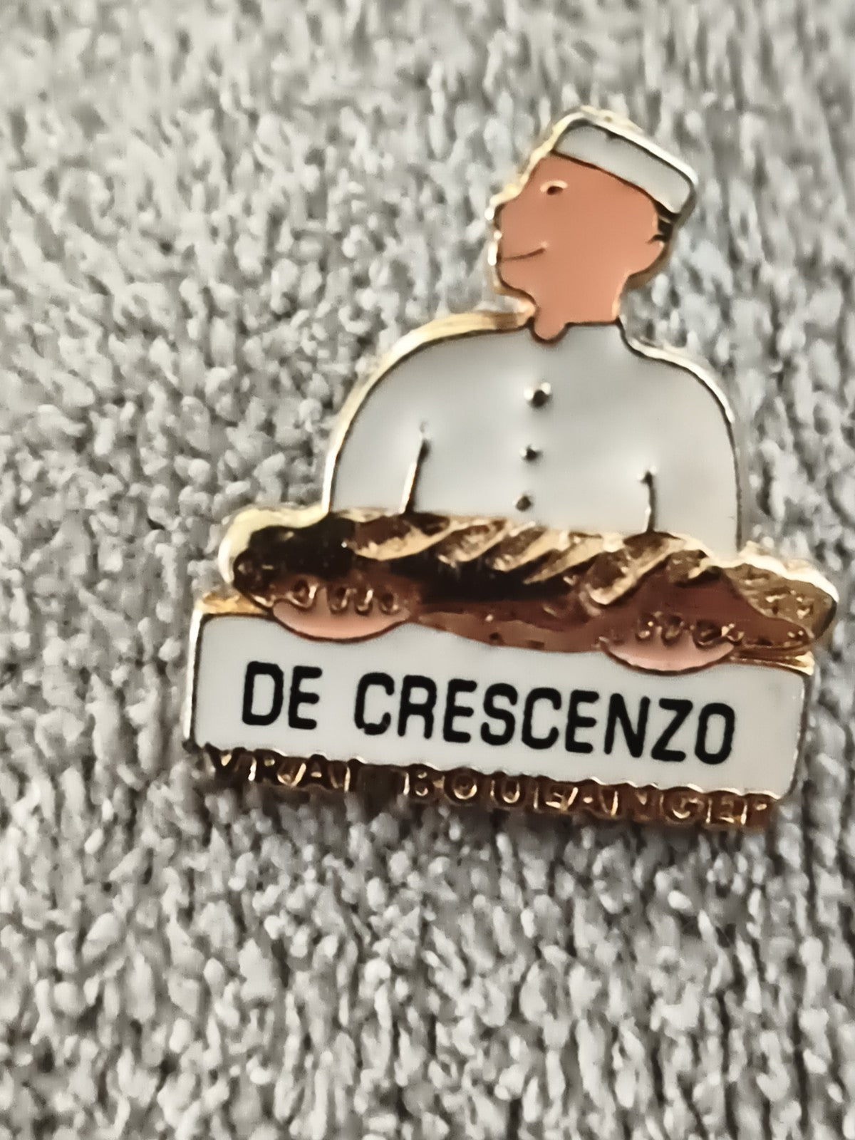 Pin's vintage boulanger De Crescenzo vrai boulanger émail doré badge ancien