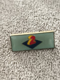 Pin's vintage logo 2 sur fond bleu émaillé rectangulaire ancien (Ref 5)