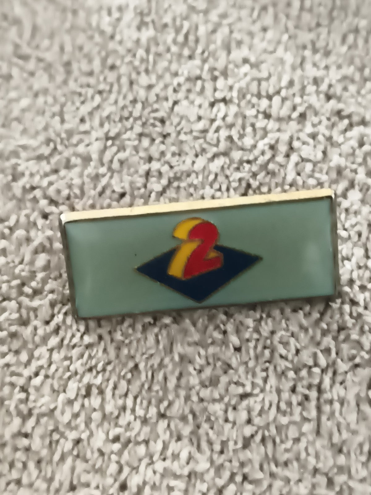 Pin's vintage logo 2 sur fond bleu émaillé rectangulaire ancien (Ref 5)