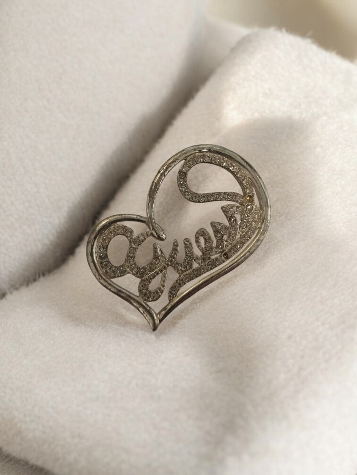 Pendentif Guess vintage cœur strass, bijou fantaisie rétro ancien