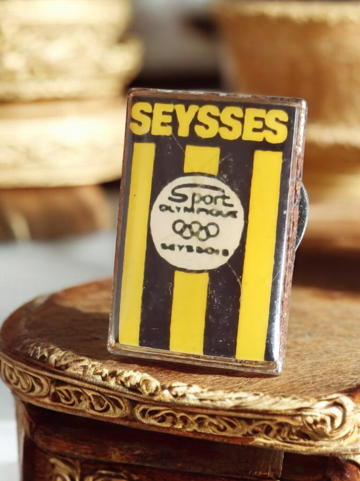 Pin's vintage Seysses Sport Olympique football rayures jaunes noires