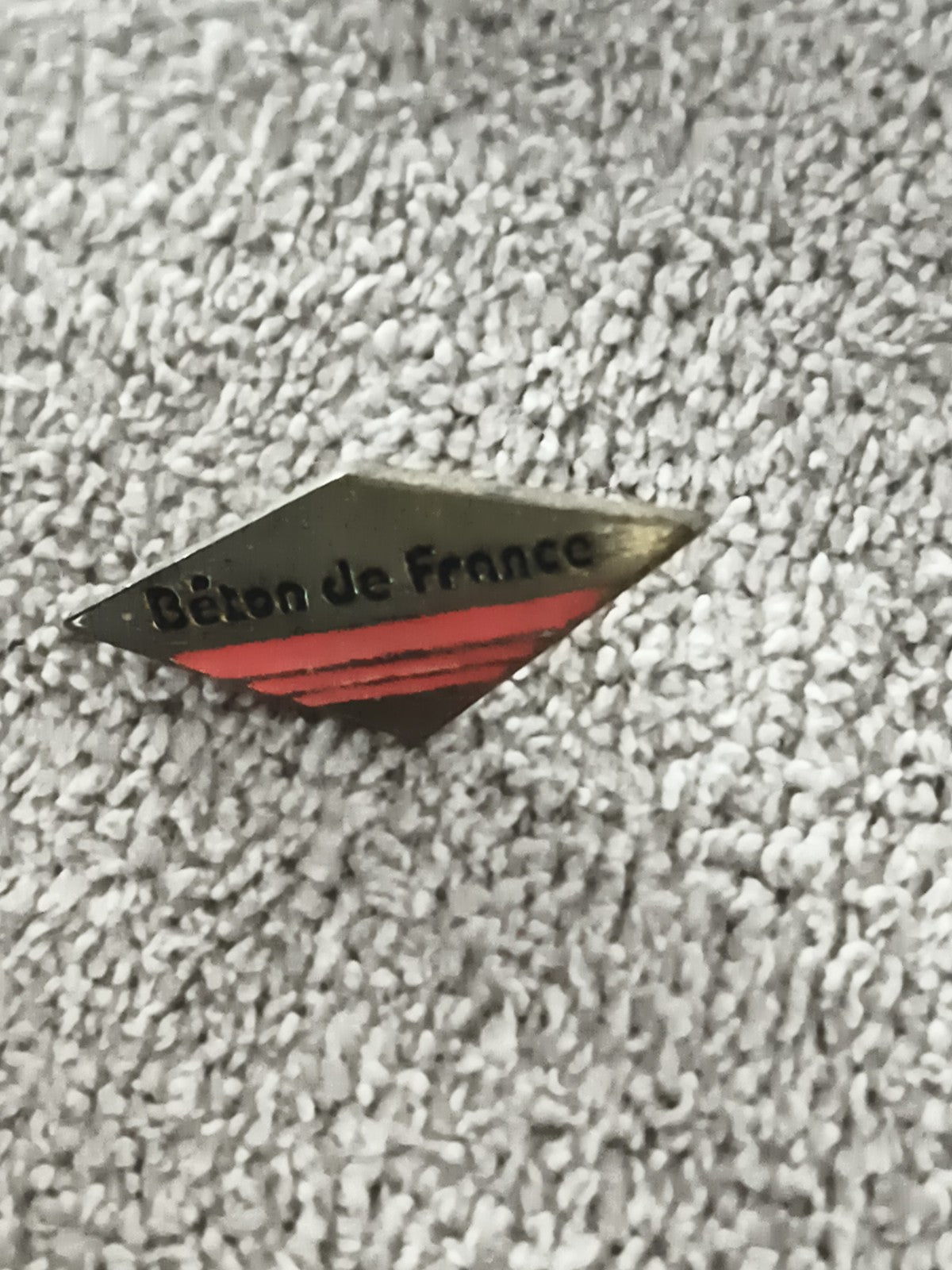 Pin's Béton de France vintage losange, badge publicitaire années 80, Ref 9