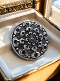 Broche ronde vintage métal argenté motif floral relief rétro