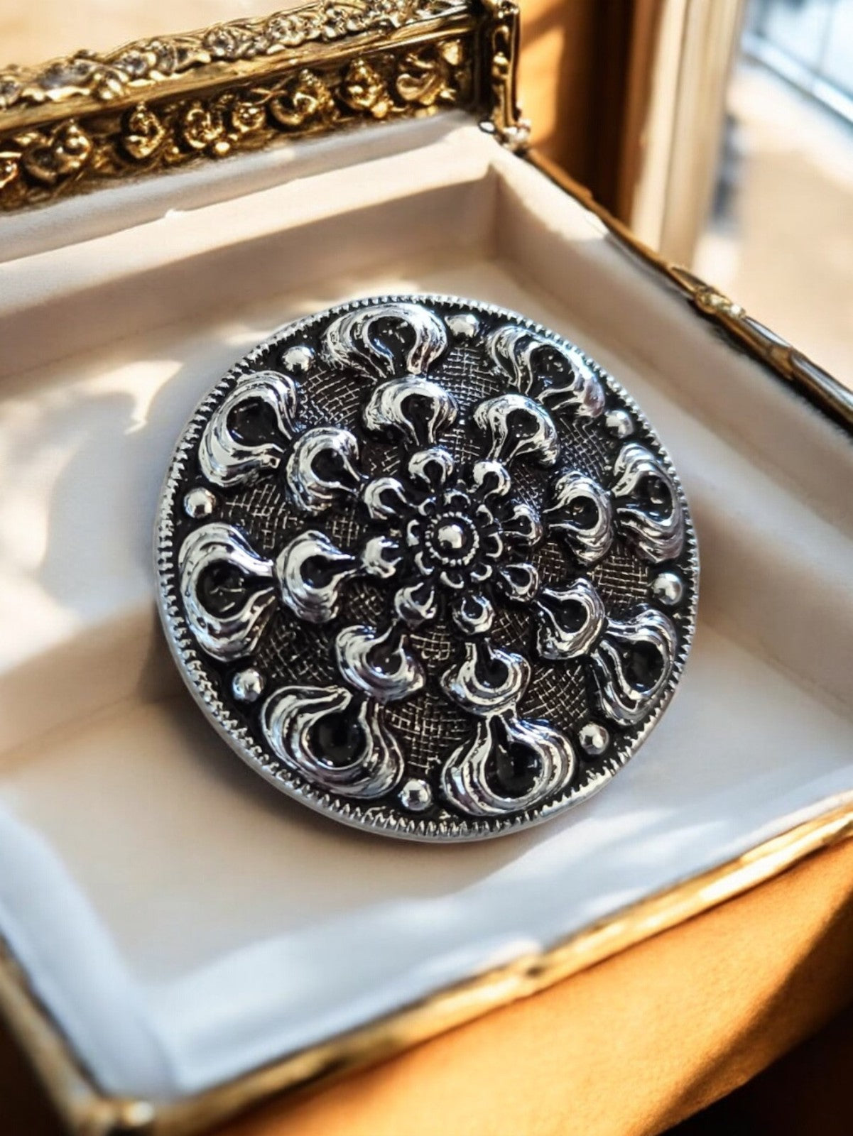 Broche ronde vintage métal argenté motif floral relief rétro