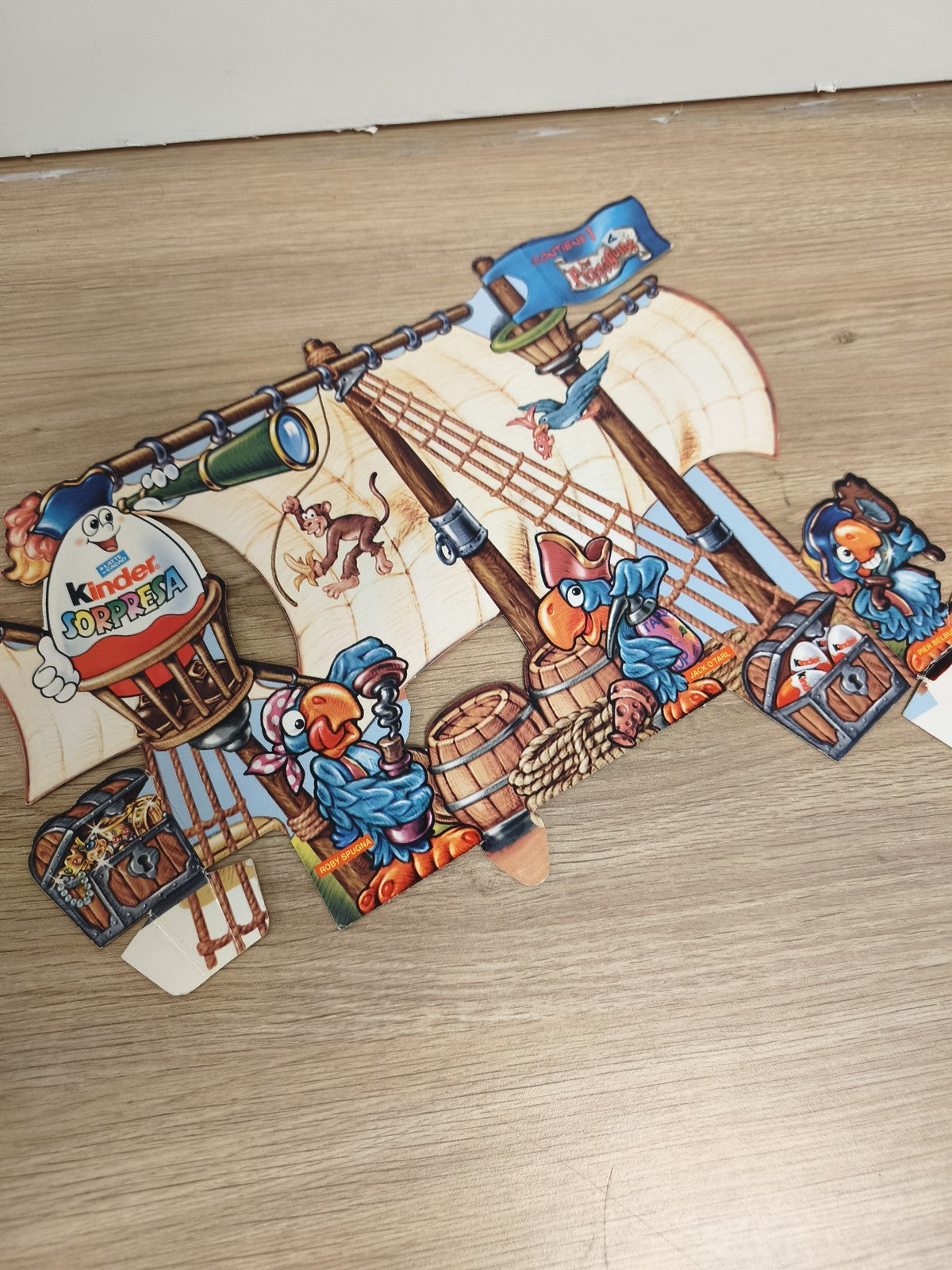 Ancien présentoir Kinder Surprise pirate carton décor jouet vintage collection
