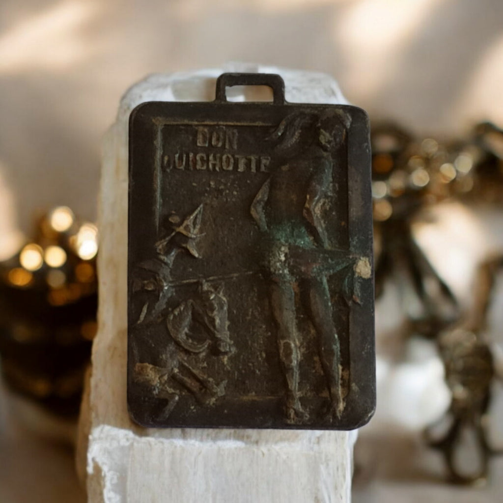Médaille rectangulaire Don Quichotte relief aspect patiné souvenir pièce décorat
