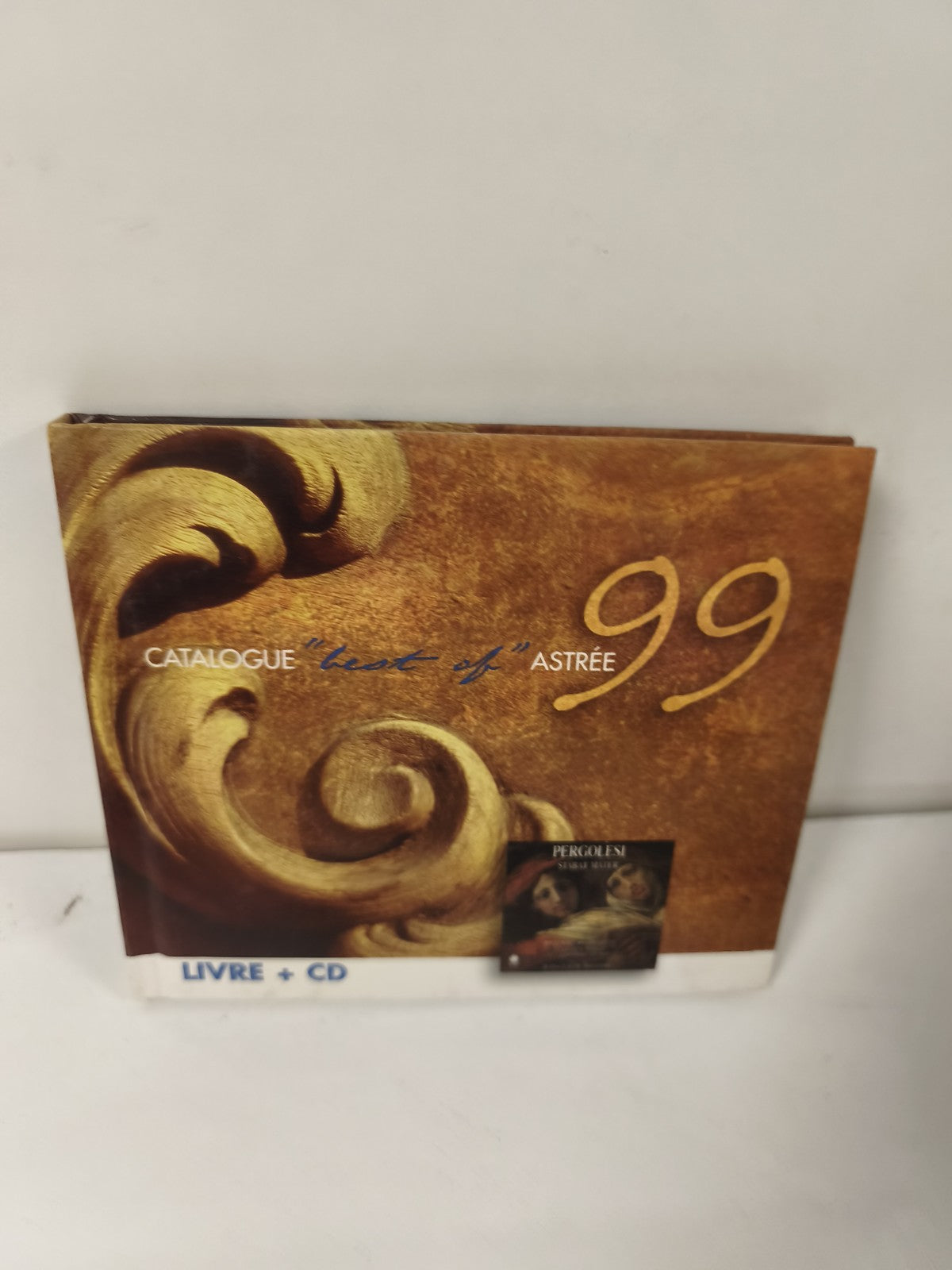 Catalogue Astrée 99 Livre + CD musique Best Of, couverture dorée illustrée