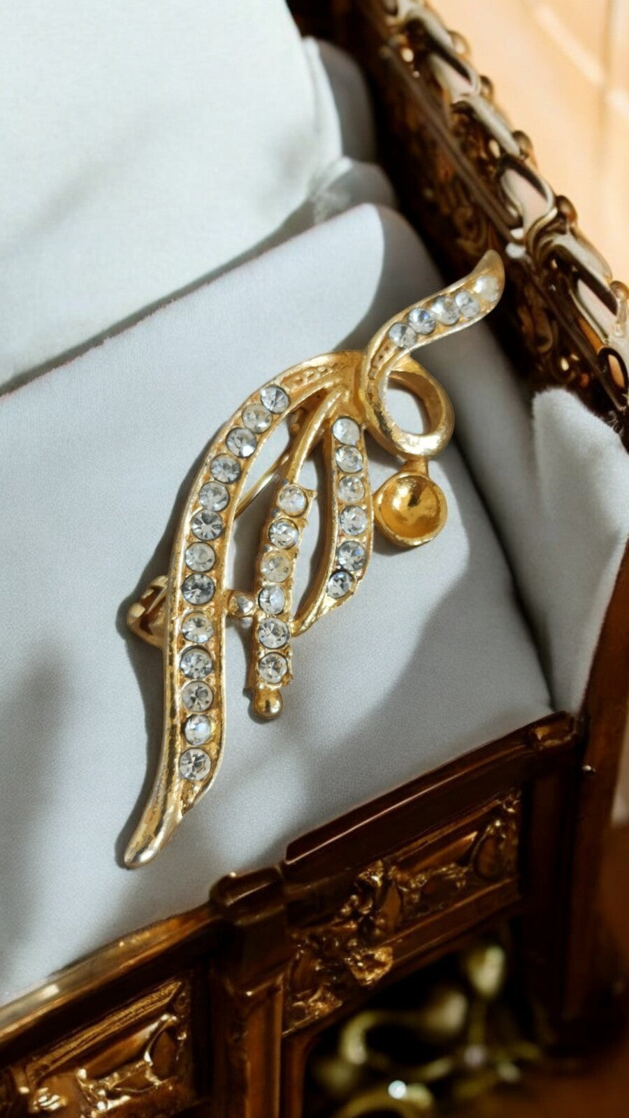 Broche vintage dorée strass, bijou rétro feuille stylisée métal doré