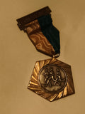 Médaille athlétisme 1973 ruban bleu or pentagone, trophée course sport