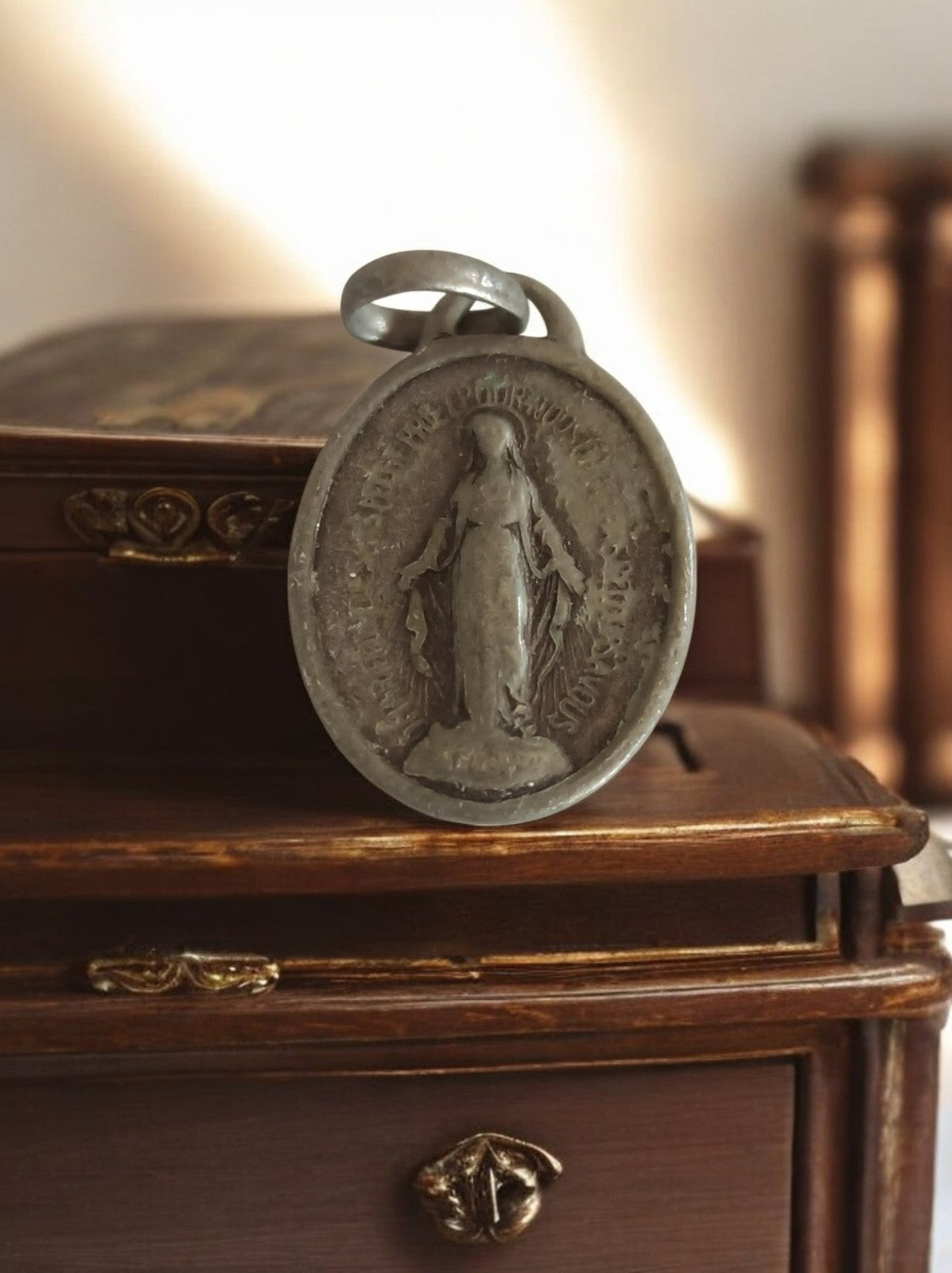 Pendentif religieux vintage Vierge Miraculeuse métal ancien catholique ovale