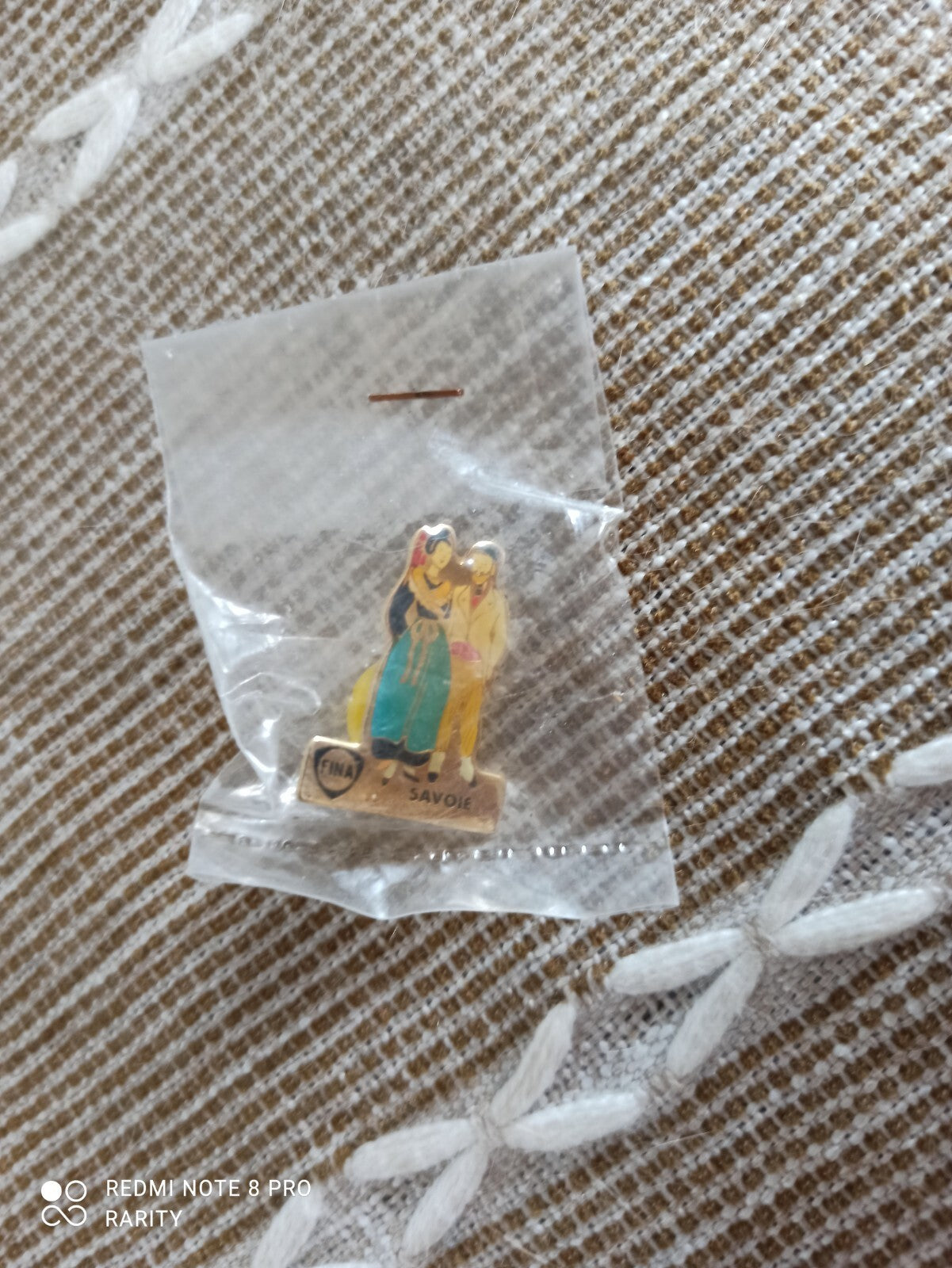 Pin's vintage FINA Savoie costume régional rétro montagne