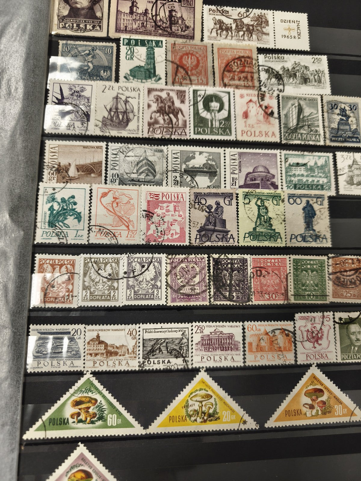 Lot de timbres oblitérés Pologne motifs variés formes classiques et triangles