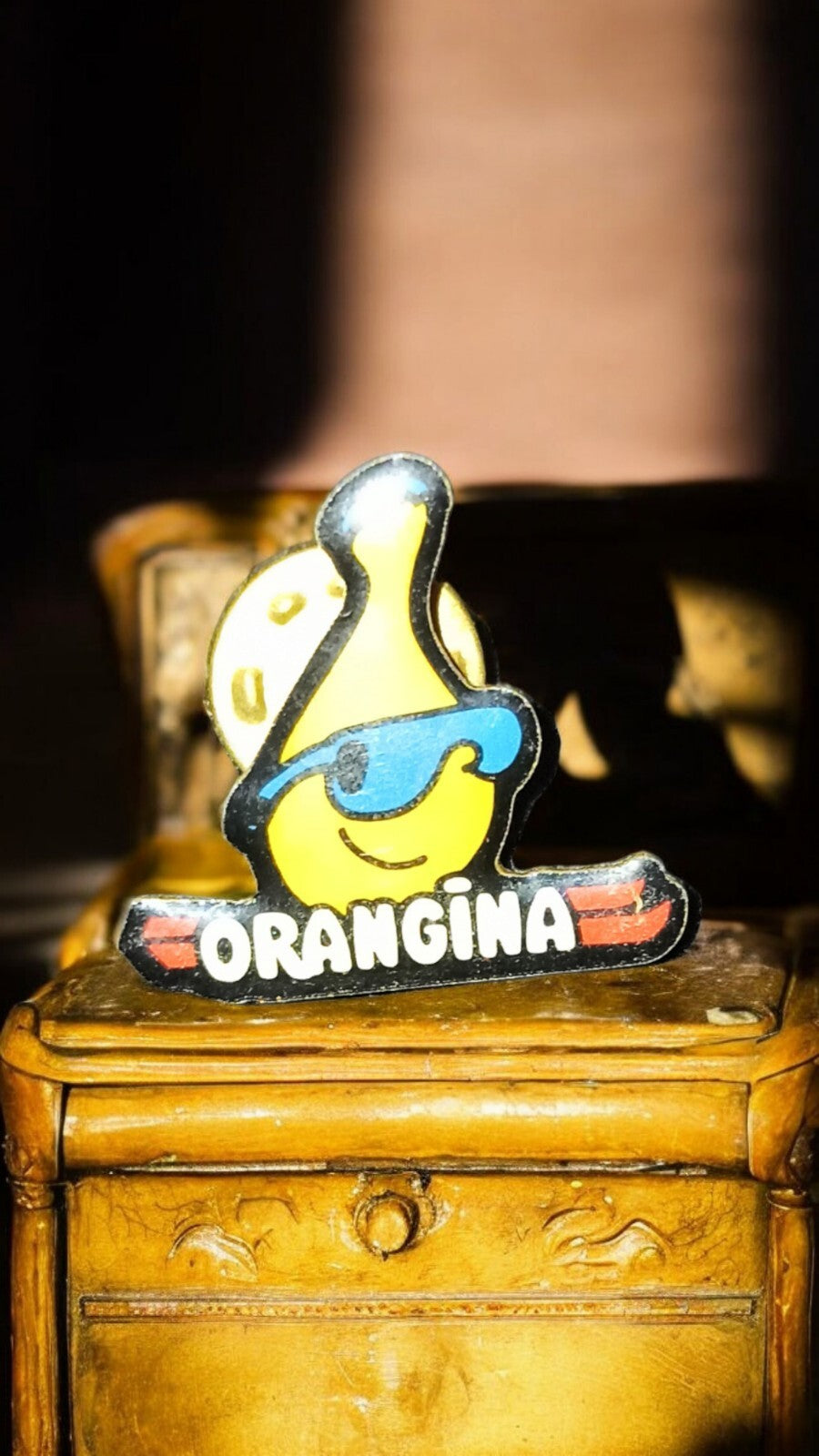 Pin's publicitaire Orangina vintage mascotte bouteille lunettes rare