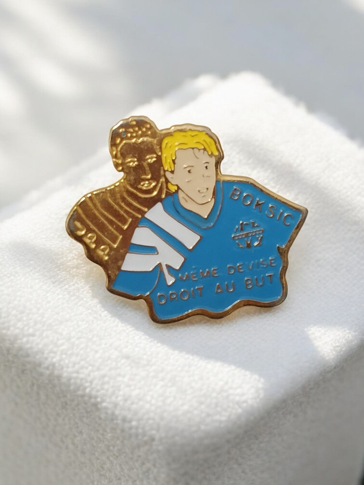 Pin's vintage OM Boksic Droit au But bleu blanc football ancien rare rétro