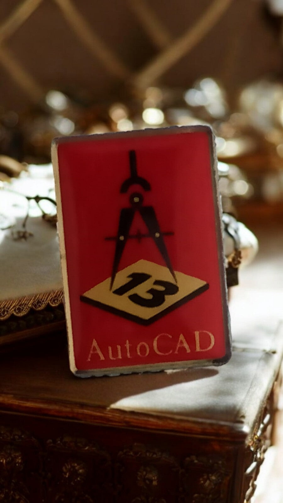 Pin's AutoCAD 13 vintage, émail rouge, manque attache, badge rétro