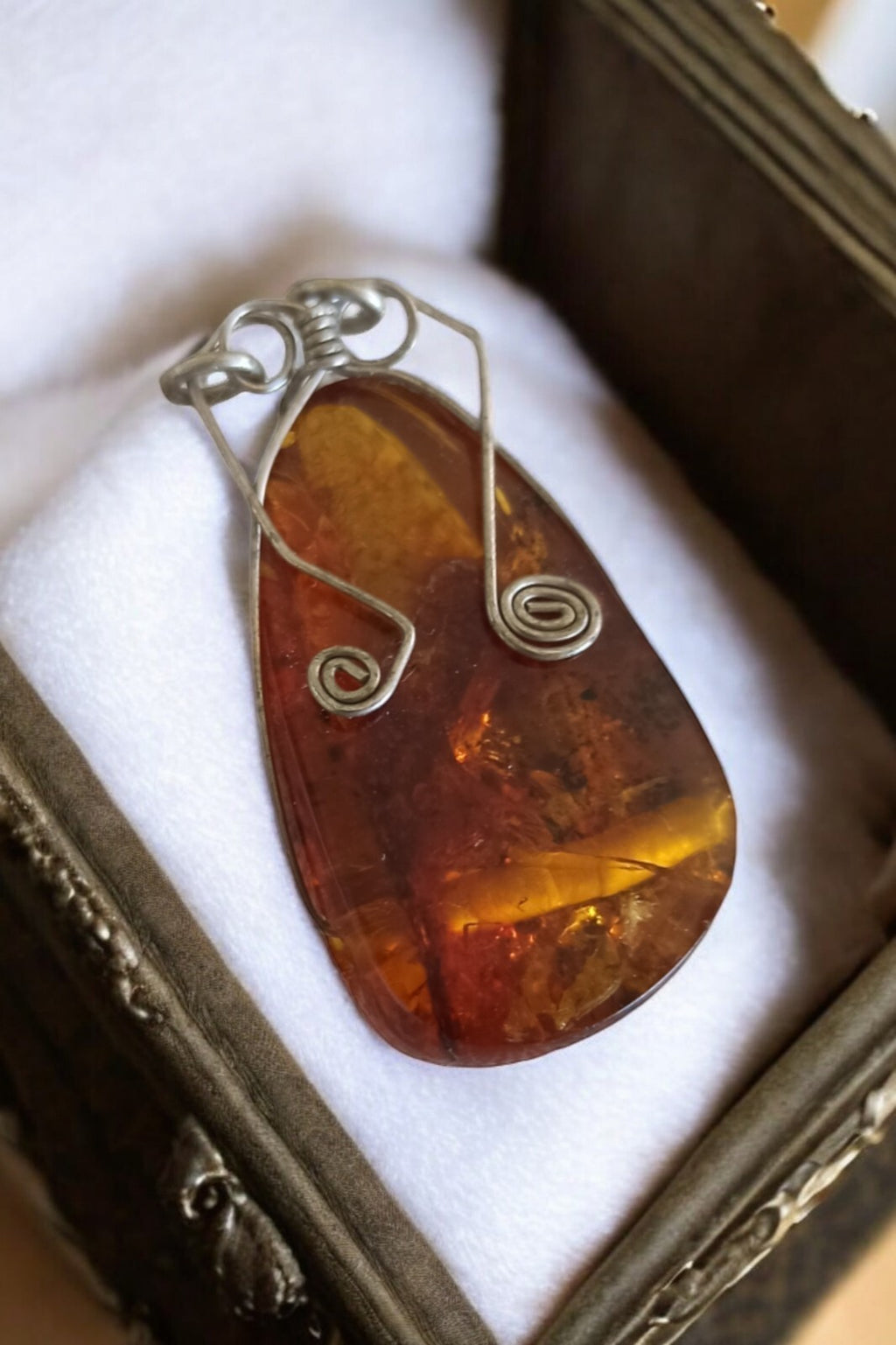 Pendentif ambre authentique monture fil métal style artisanal marron jaune
