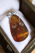 Pendentif ambre authentique monture fil métal style artisanal marron jaune