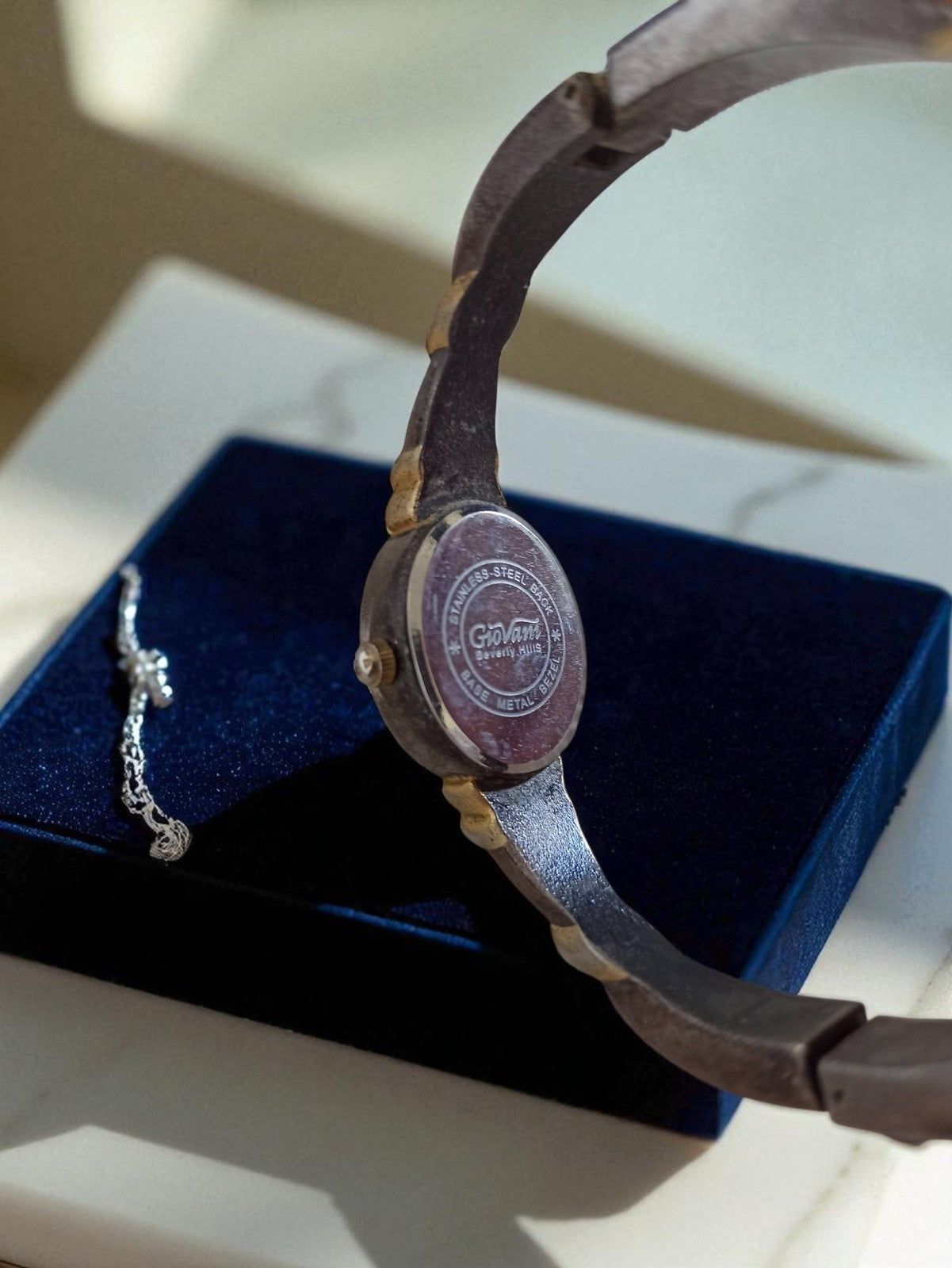 Montre vintage femme Giovani Beverly Hills, bracelet rigide rétro, cadran noir