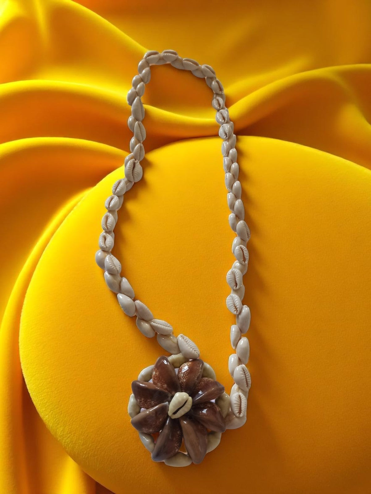 Collier vintage coquillages naturels motif fleur rétro années 70