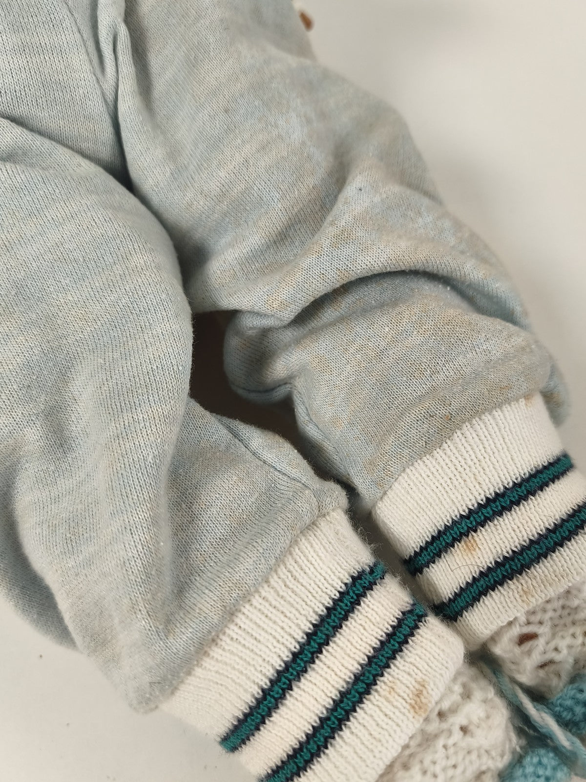 Poupée ancienne yeux dormeurs, tenue coton dentelle et chaussons tricot