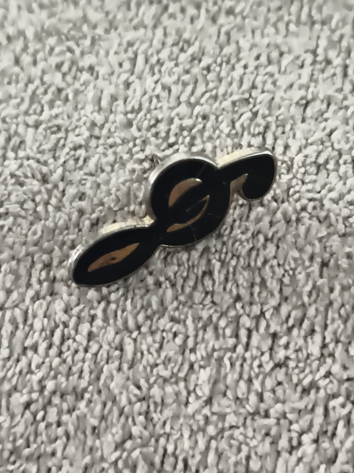 Pin's vintage clé de sol noire émaillée, badge musique, note musicale (Ref 8)
