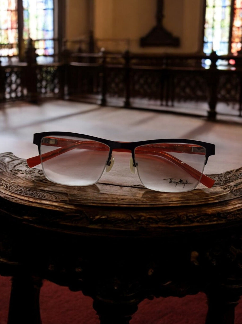 Lunettes vintage Thierry Mugler demi-cerclées, monture noire et branches rouges