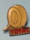 Pin's vintage TOTAL pneu jaune ancien collection automobilia garage rétro