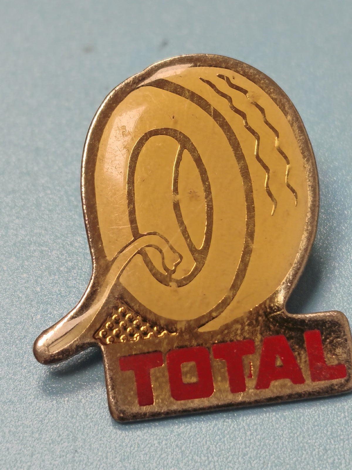 Pin's vintage TOTAL pneu jaune ancien collection automobilia garage rétro