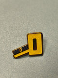 Pin's vintage TACOTAC ancien, forme clé jaune, collection loterie Française